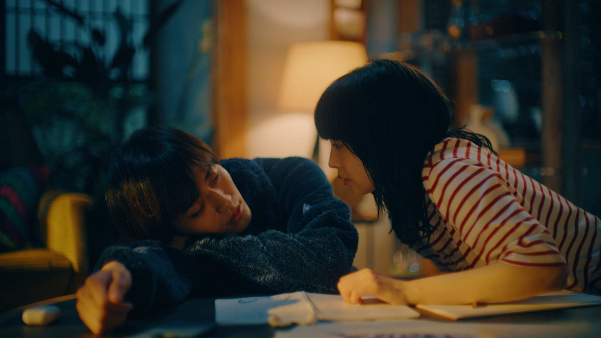 無料テレビで夕暮れに、手をつなぐを視聴する