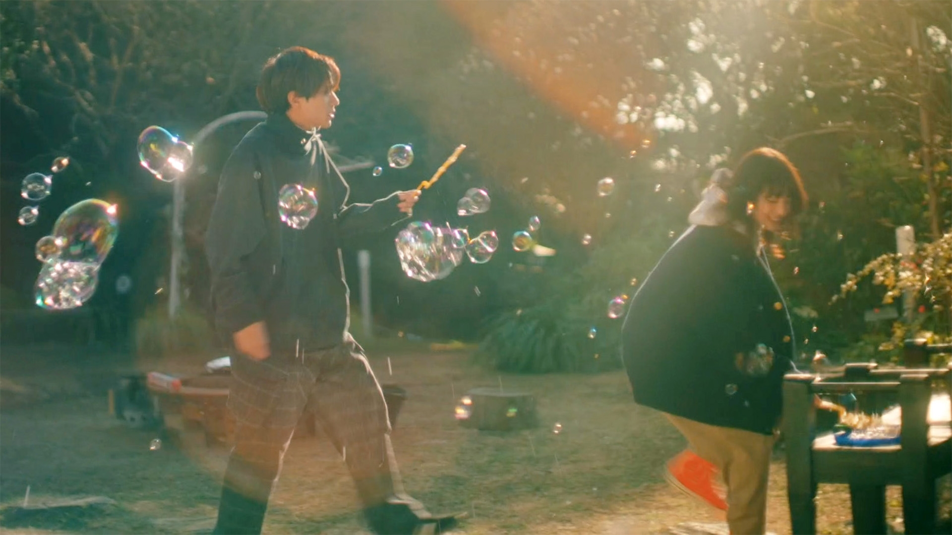 無料テレビで夕暮れに、手をつなぐを視聴する